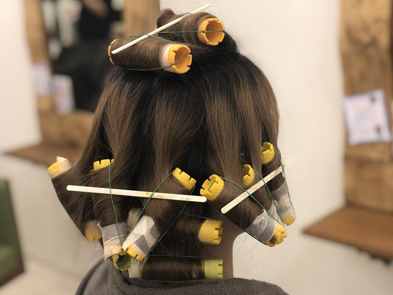 パーマ施術中